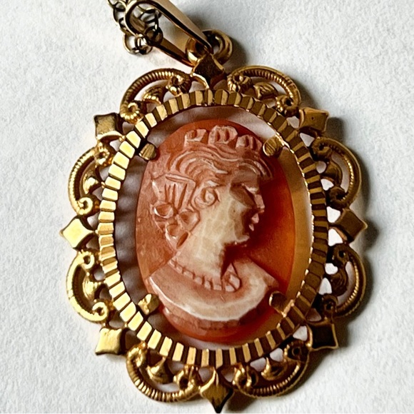 1930’s 14k Gold plated Frame and  carved shell Cameo - Picture 1 of 6